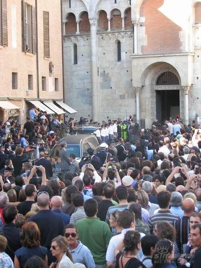 图文帕瓦罗蒂葬礼现场黑色礼车驶出教堂