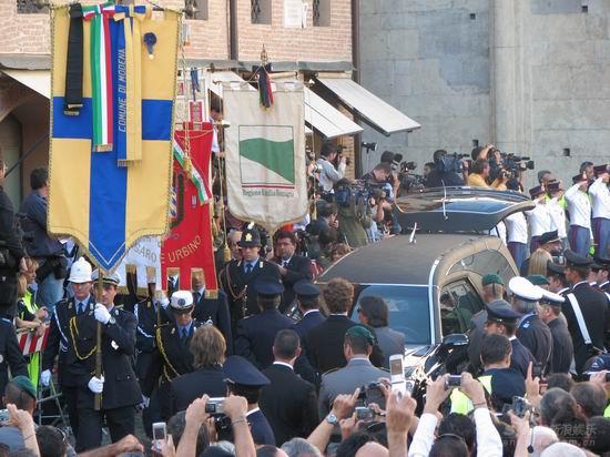 图文:帕瓦罗蒂葬礼现场--葬礼进行到场外部分