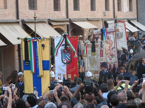 图文帕瓦罗蒂葬礼现场歌迷为歌王沉痛哀悼