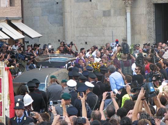 图文:帕瓦罗蒂葬礼现场--歌王灵柩布满鲜花