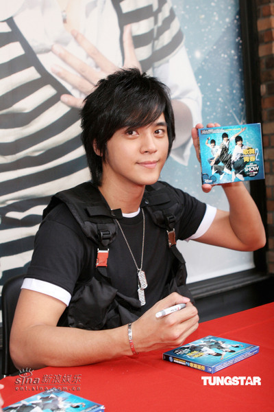 组图罗志祥新专辑签唱会获胜歌迷得到小猪吻