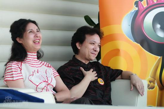 图文:大提琴家朱亦兵等做客-徐晓力开怀笑