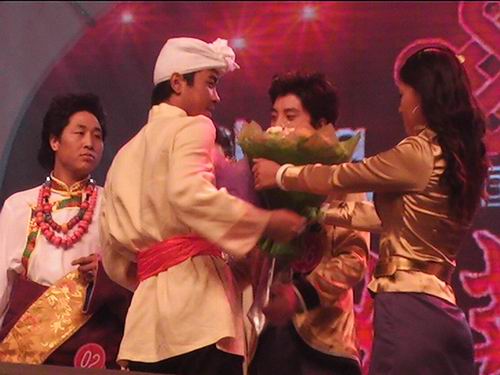 六强选手为李政飞献花送别