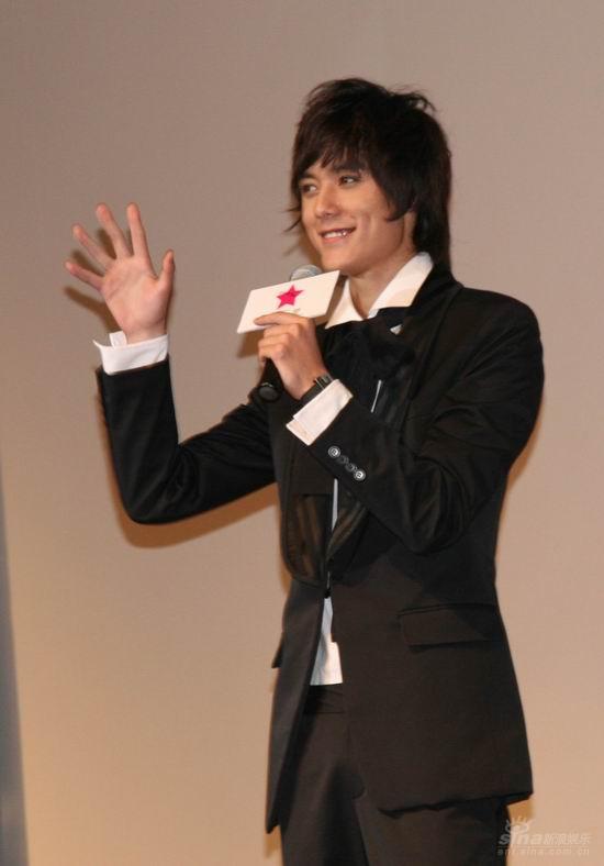 张超向歌迷招手