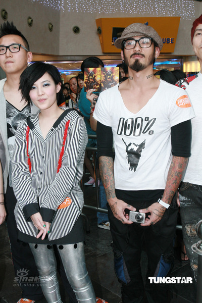 组图范晓萱宣传新专辑与男友合作表现狂野