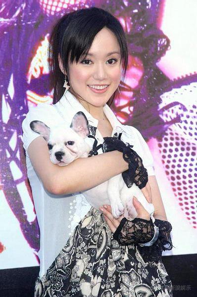 港台音乐 正文  新浪娱乐讯 许慧欣 (听歌,blog) 妹妹ivy许嘉凌近日签