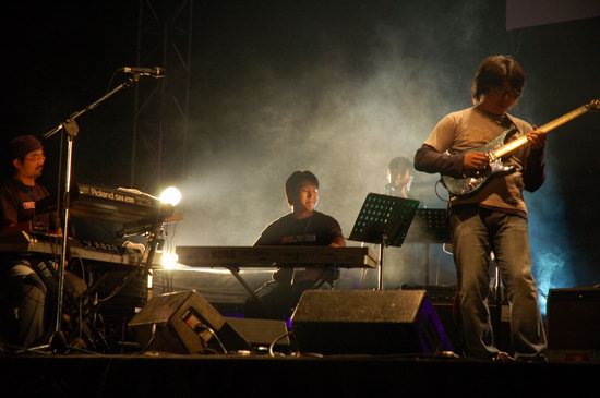 深夜狂欢：音乐魔术大师震撼登场(图2)