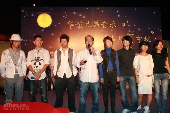 图文:华谊中秋摆夜宴--华谊音乐老总袁涛祝酒辞