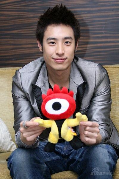 图文:潘玮柏新专辑内地首发-潘玮柏玩酷态度