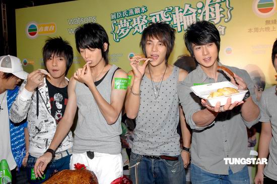 组图飞轮海为音乐会彩排炎亚纶坐轮椅出席