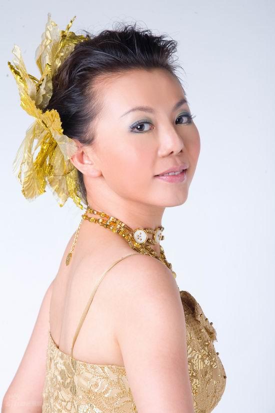 图文:歌手潘军精美写真(13)