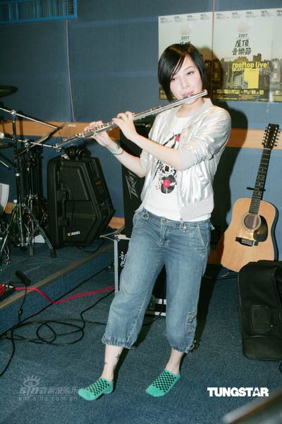 组图:范晓萱携100%乐团开唱 重新诠释经典歌曲