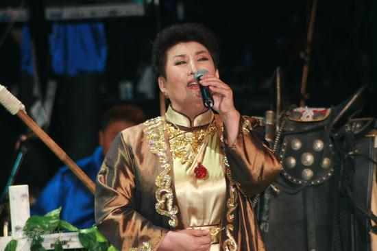 图文:德德玛北展演唱会--感染全场