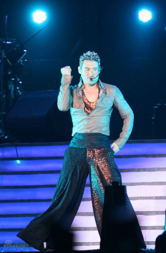 图文张学友07巡演北京站性感舞步