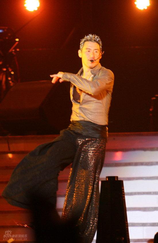 图文张学友07巡演北京站性感舞步