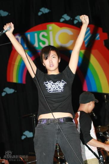 图文荔枝王压轴摩登天空音乐节向歌迷示意