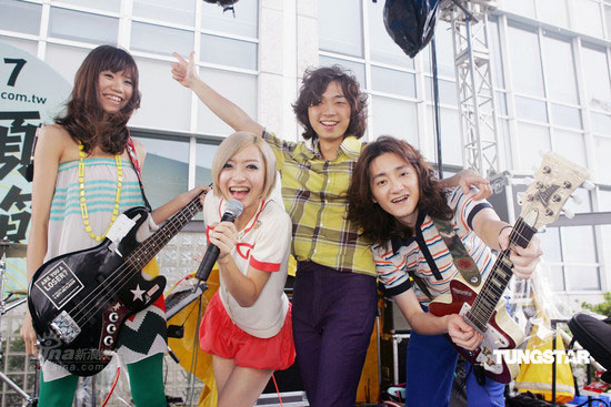 组图:旺福加盟07屋顶音乐节 让空气一起摇滚