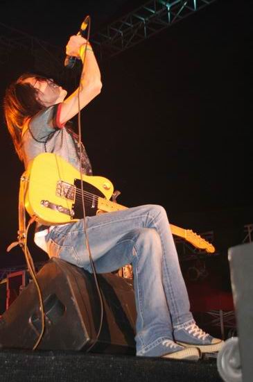 图文:雪山音乐节首日演出 废墟乐队(10)