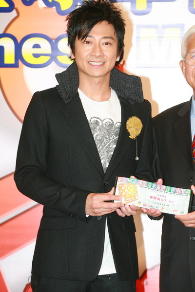 图文:孙耀威黑色西装亮相 尽展阳光帅气性格