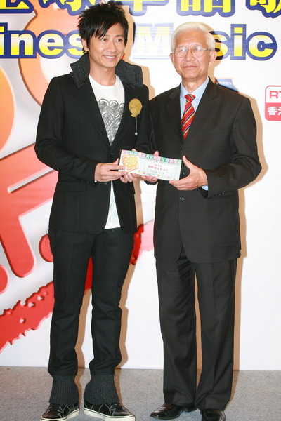 图文:孙耀威黑色西装亮相 别致衣领展时尚新潮