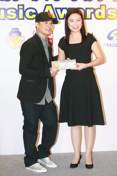 图文:香港小将侧田亮相 黑色休闲西装潮味十足