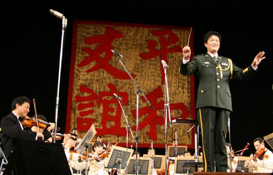 指挥李玉宁调动全场气氛