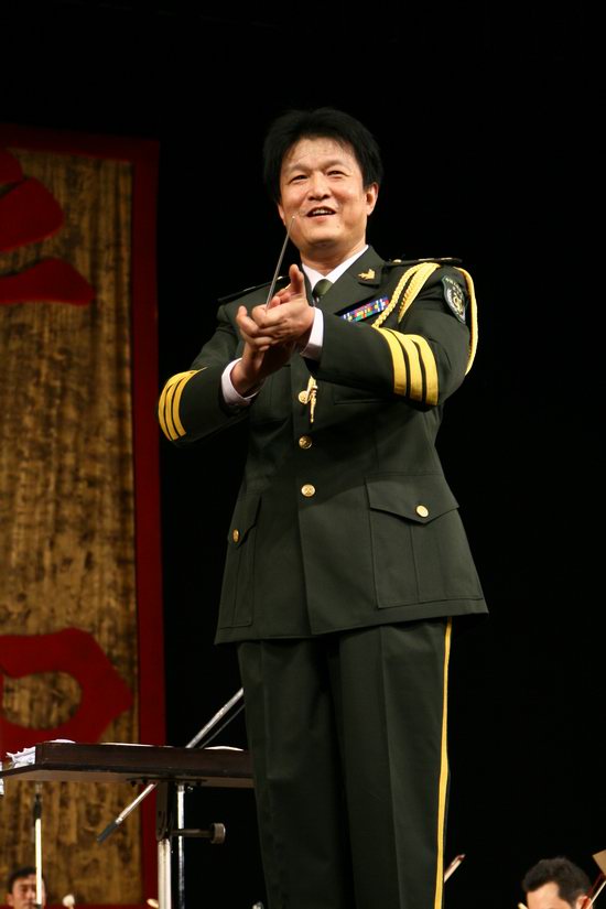 图文:中国解放军交响乐团日本首演--指挥李玉宁