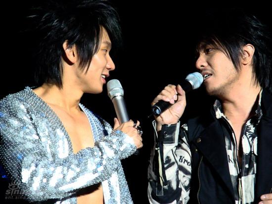 图文:林俊杰上海个唱上演--与师兄阿杜合唱