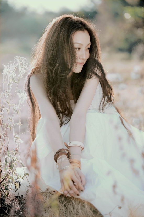 图文美女哲学家范玮琪写真野外阳光