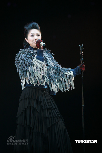 图文杨千嬅再开唱杨千嬅华丽装扮