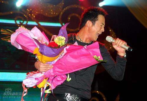 图文:歌手汪正正演唱