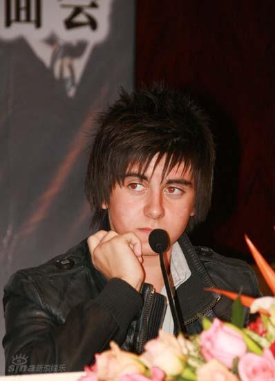 图文:歌唱神童发布会--迪克兰陷入沉思