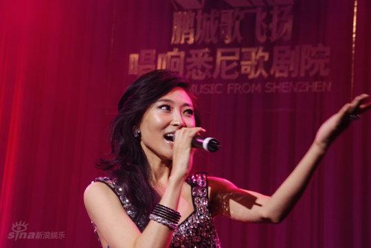 图文:鹏城歌飞扬唱响悉尼-徐千雅现场高歌