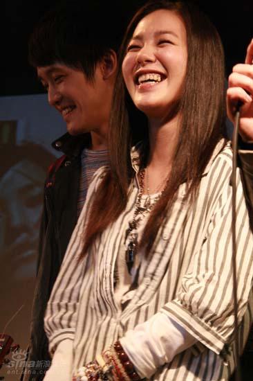 图文:张悬北京弹唱会--欢快开场白