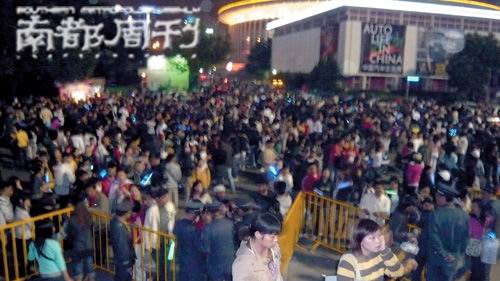 五月天上海体育场外拥挤的人群