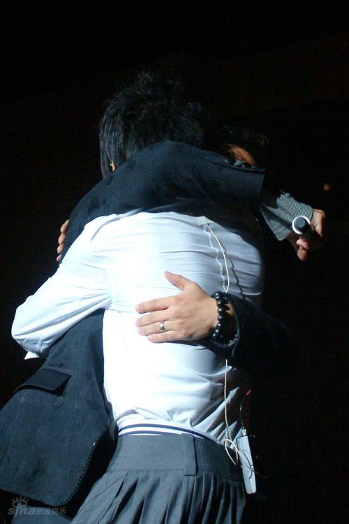 图文:羽泉黄金十年演唱会--兄弟俩拥抱