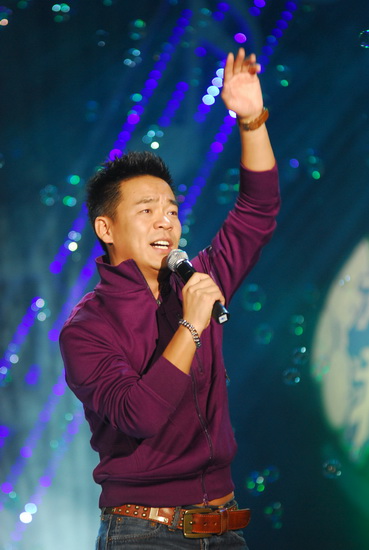 图文:大学生音乐节西安歌会-孙浩唱响青春之歌