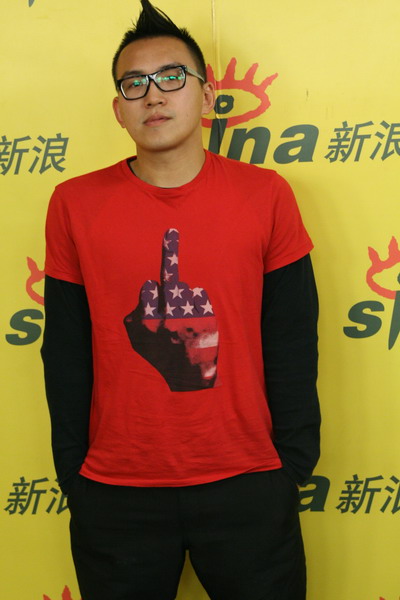 图文:范晓萱携乐队独家做客-mo莫西干发型