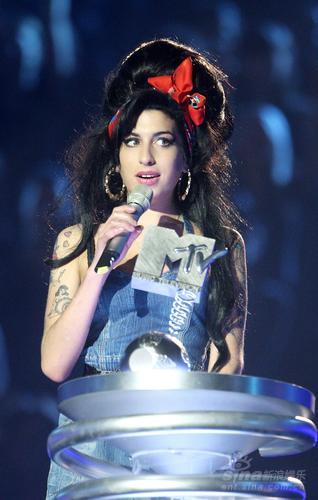 图为艾米·怀恩豪斯( amy winehouse)获得艺人票选大奖(artists
