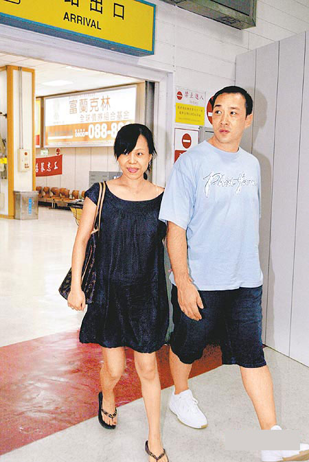 彭佳慧(左)日前怀孕时挺大肚,与老公王丕仁被拍到