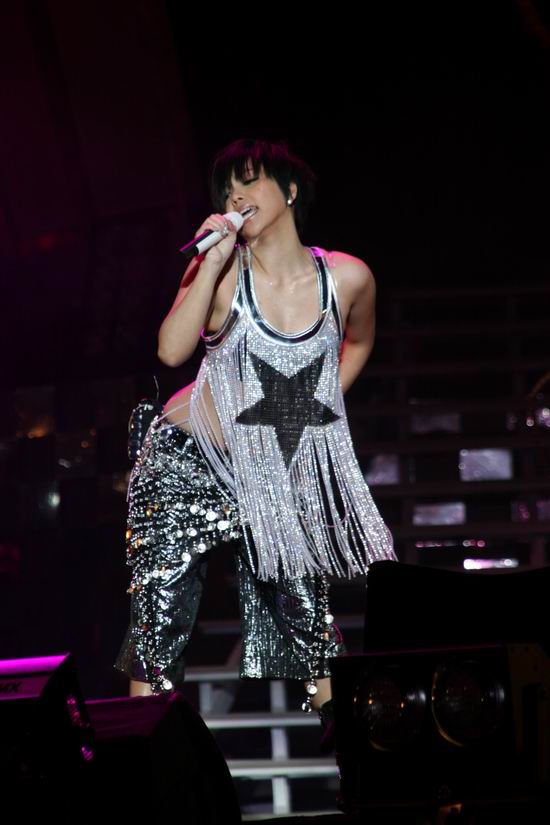 组图:张惠妹弯腰露乳沟 唱到深情处不禁流泪