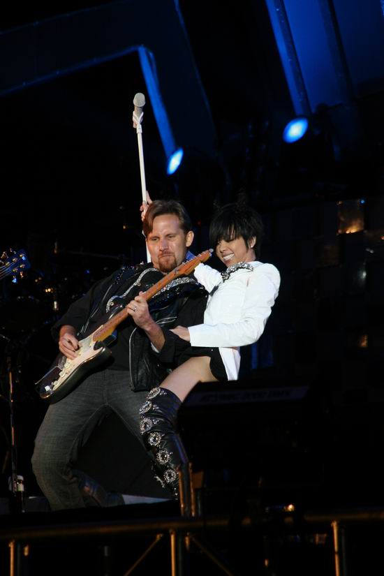 组图:张惠妹弯腰露乳沟 唱到深情处不禁流泪