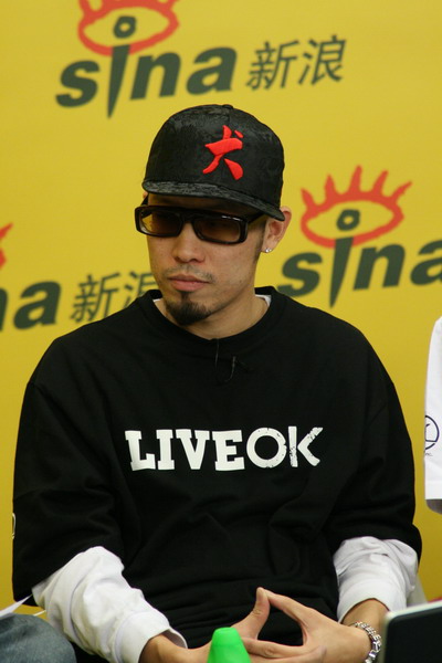 演唱会,届时他的好友mchotdog也来到新浪嘉宾聊天室与网友亲密接触