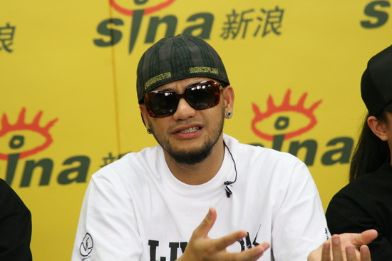 演唱会,届时他的好友mchotdog也来到新浪嘉宾聊天室与网友亲密接触