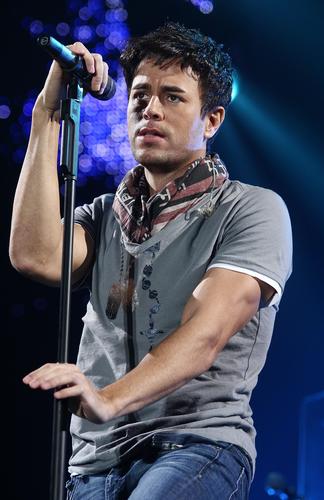 组图:安立奎都柏林演出 温润质感嗓音迷倒观众