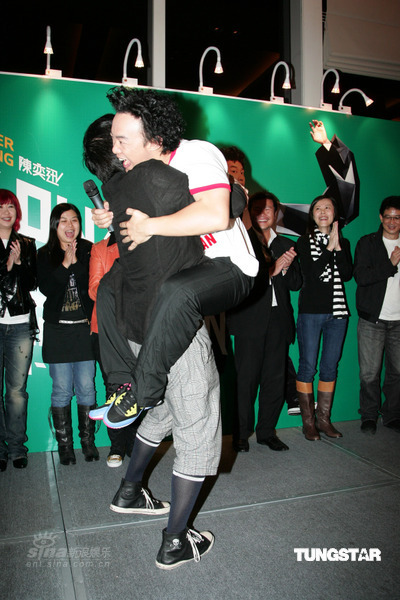 组图陈奕迅演唱会庆功宴兴奋过头扮树袋熊抱