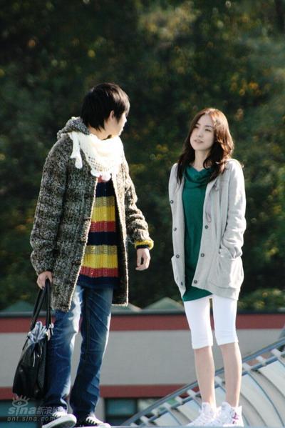 图文:简美妍余灏明合拍mv--情侣姿态