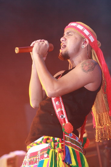 张震岳阿美族服装登台:这是战士的衣服(组图)_影音娱乐_新浪网