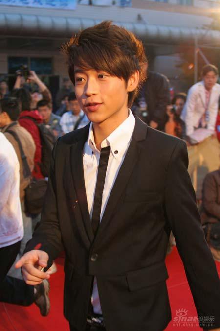 魏晨黑礼服帅气亮相新浪音乐讯 2007年11月10日晚,由东南卫视主办的"