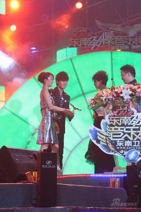 2007东南劲爆音乐榜颁奖礼专题 正文  新浪音乐讯 由东南卫视主办的"